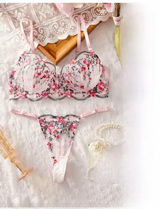 Détails de broderies florales roses et résille transparente sur cet ensemble de lingerie chic