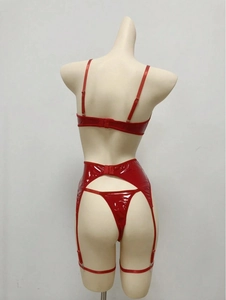 Vue détaillée d'un ensemble de lingerie BDSM en cuir verni rouge avec porte-jarretelles