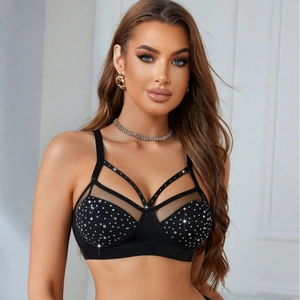Soutien-gorge sexy en maille noire avec strass et lanières croisées sur mannequin