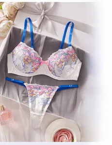 Ensemble de lingerie en dentelle blanche avec broderies florales et bretelles bleues