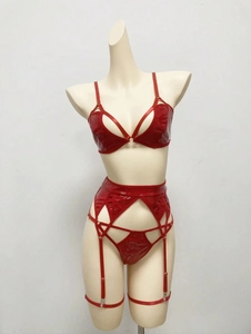Ensemble lingerie BDSM rouge trois pièces en PVC brillant avec bretelles et découpes