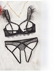 Ensemble de lingerie en dentelle noire avec volants en résille et broderies florales