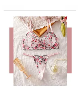 Vue à plat d'un ensemble de lingerie rose à broderie florale avec tulle et détails dentelle