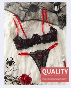 Ensemble de lingerie Halloween en dentelle noire et rouge avec motifs de diable