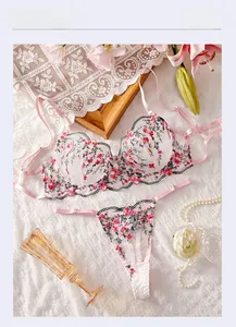Vue détaillée de l'ensemble de lingerie rose brodé de fleurs avec bordure en dentelle festonnée