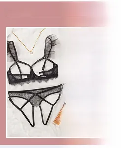 Détails de lingerie en dentelle noire avec broderie florale et volants en maille