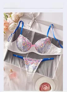 Ensemble lingerie en tulle blanc avec broderie florale et bretelles bleues ajustables