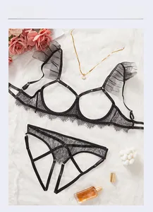Détails de l'ensemble de lingerie en dentelle noire avec froufrous en mesh et armatures