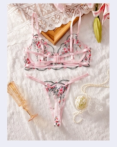Détails d'un ensemble de lingerie rose avec broderie florale et détails en tulle