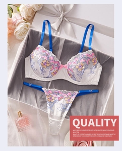 Détails d'un ensemble de lingerie brodé avec satin et dentelle dans un coffret cadeau