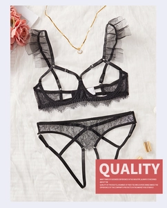Détail d'un ensemble de lingerie en dentelle noire avec soutien-gorge ouvert et string