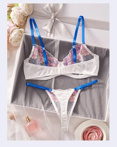 Ensemble de lingerie en satin blanc avec broderie florale et bretelles bleues en coffret