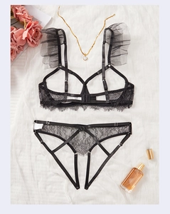 Détails d'un ensemble de lingerie en dentelle noire avec bretelles à volants et culotte ajourée