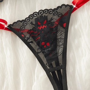 Ensemble lingerie en dentelle noire avec broderie rouge et anneaux métalliques