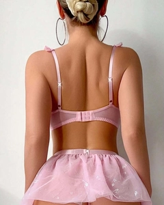 Vue arrière d'un ensemble de lingerie rose avec bretelles dentelle et jupe en tulle