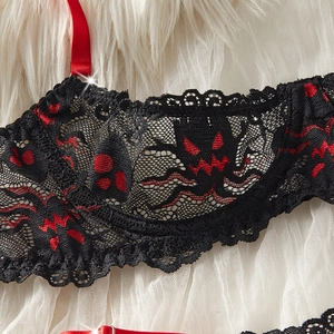 Ensemble de lingerie en dentelle avec broderie noire et détails floraux rouges fins