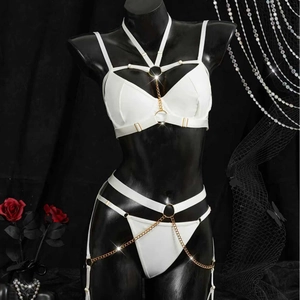 Ensemble de lingerie sexy blanc avec chaînes dorées et bretelles licou sur mannequin noir