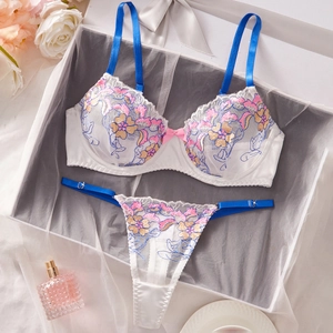 Lingerie de Style Français Broderie Florale Dentelle Soutien-Gorge Et Thong Maille Sexy Armatures Top Et Bottom Femme