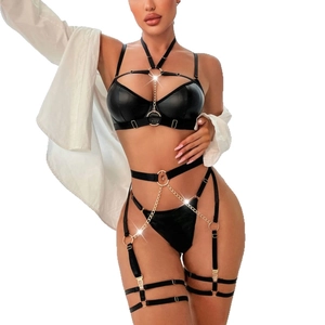 Ensemble lingerie sexy effet cuir noir avec chaînes dorées et haut licou pour fêtes