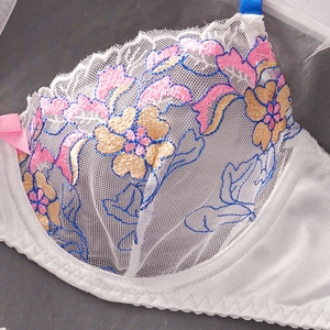 Soutien-gorge en dentelle blanche avec broderies florales et nœuds en satin, lingerie chic