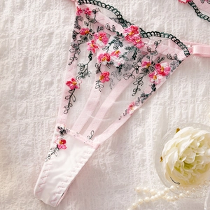 String en maille à fleurs roses avec broderies florales et bordure en dentelle verte