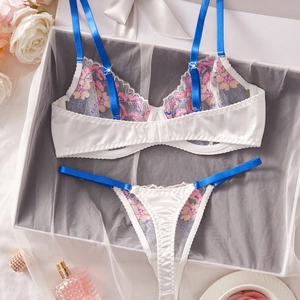 Ensemble de lingerie en dentelle avec broderies florales et bretelles bleues élégantes