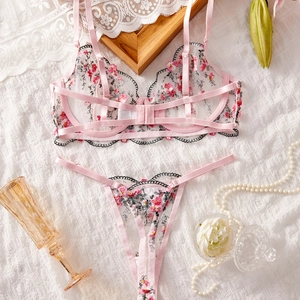 Ensemble lingerie en mesh rose brodé de fleurs avec détails de bretelles croisées sophistiqués