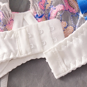 Dos de lingerie en dentelle blanche avec agrafage triple et broderie florale colorée