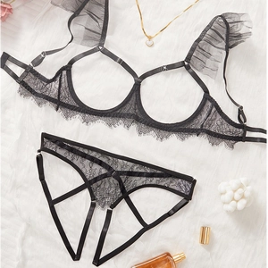 Ensemble lingerie sexy en dentelle noire avec soutien-gorge armatures sur fond de soie