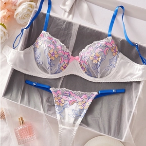 Ensemble de lingerie en dentelle blanche avec broderies florales et bretelles bleues
