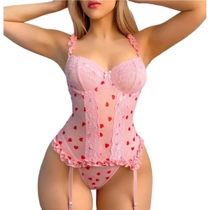 Body in pizzo rosa con cuori, reggicalze e calze in un set di lingerie completo