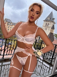 Détails d'un ensemble de lingerie en dentelle blanche avec porte-jarretelles et anneaux