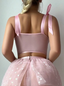 Rückansicht eines rosa Lingerie-Sets mit Netztops, Satinschleifen und Pailletten-Herz-Tüll