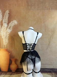Détail d'un ensemble babydoll en tulle rose avec dos lacé et jupe délicate en tulle superposé