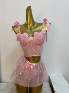 Detail eines rosa Lingerie-Sets mit 3D-Blumen-Cups, Netzrock und Schleifen-Trägern