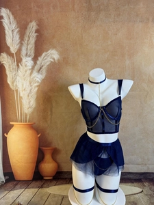 Détail de l'ensemble babydoll bleu foncé en maille transparente avec chaînes dorées