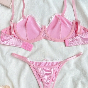Ensemble lingerie en satin rose avec bordure dentelle blanche et fleurs décoratives