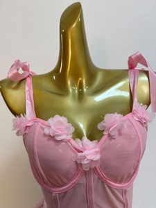 Detailansicht eines rosa Mesh-Lingerie-Tops mit 3D-Blüten und breiten Satinschleifen