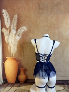 Détails macro d'un body en tulle bleu avec dentelle et laçage au dos de la pièce