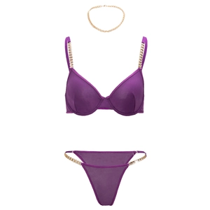Détail d'un ensemble de lingerie en satin violet avec chaînes dorées et boucles strass