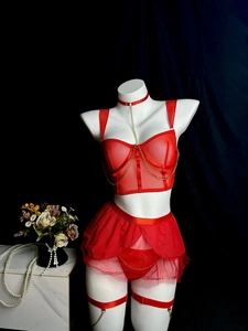 Détails de l'ensemble de lingerie rouge en tulle avec chaînes dorées et tour de cuisse