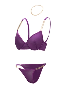 Détail d'un ensemble de lingerie en mesh violet avec chaînes dorées et collier assorti