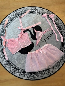 Sexy Lingerie-Set in Rosa mit Blumen-Mesh-Top, Tüllrock mit Herz-Pailletten und Netzstrümpfen