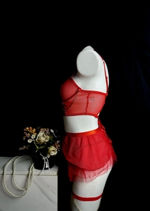 Vue détaillée de nuisette en tulle rouge avec des chaînes dorées élégantes