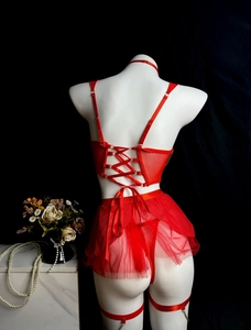 Détail d'un ensemble babydoll en maille rouge avec laçage au dos et jarretière à chaîne