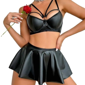 Dreiteiliges schwarzes Kunstleder-Lingerie-Set mit Faltenrock und Rosen-Accessoire