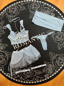 Vue détaillée de l'ensemble babydoll en mesh bleu clair avec chaînes dorées et dentelle