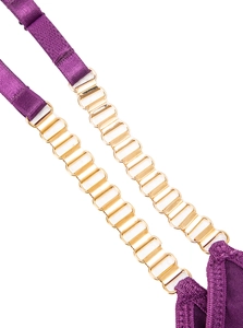 Détail de lingerie en maille violette avec bretelle réglable et chaîne en métal dorée
