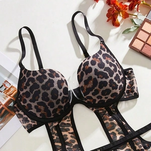 Lingerie teddy léopard avec chaînes en métal et dentelle vue à plat avec accessoires