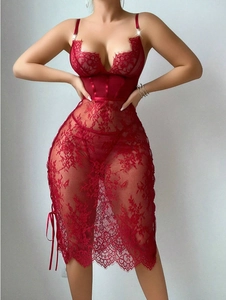 Détail de lingerie rouge en dentelle avec bretelles strass et cordons de serrage latéraux